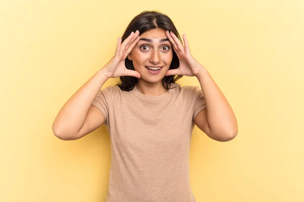 Mladá Indická Žena Izolované Žlutém Pozadí Obdrží Příjemné Překvapení Vzrušení — Stock fotografie