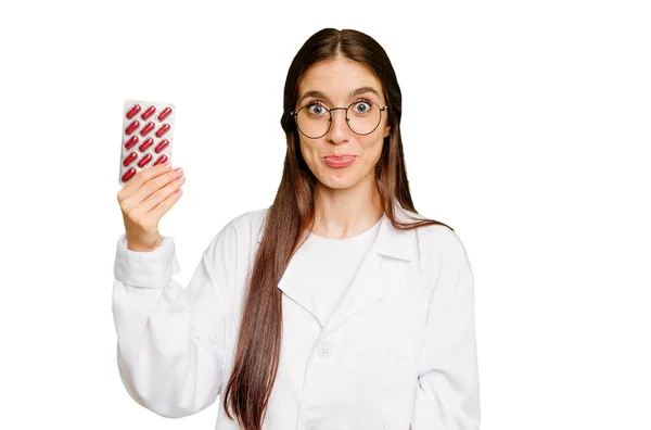 Young Pharmacist Woman Holding Tablet Pills Isolated Shrugs Shoulders Open — Stock Photo, Image