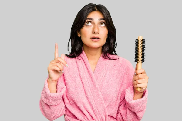 Bornozlu Genç Hintli Bir Kadın Elinde Saç Fırçası Var — Stok fotoğraf