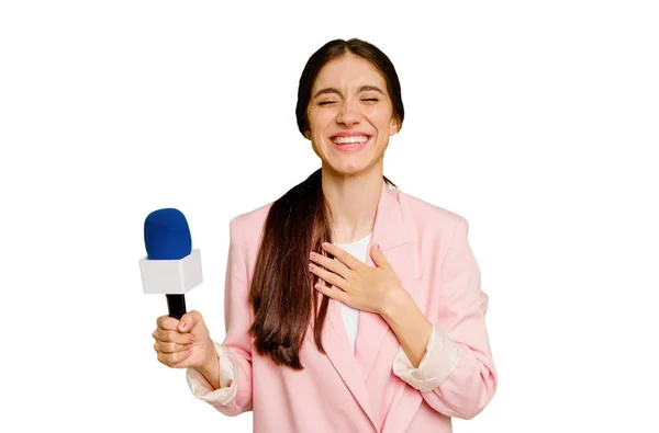 Mladý Televizní Moderátor Běloška Žena Izolovaný Smích Nahlas Držet Ruku — Stock fotografie