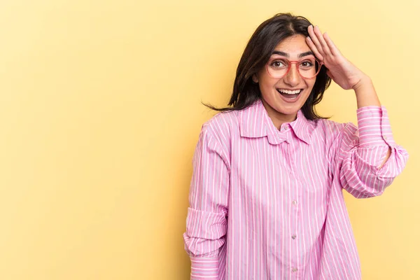 Junge Inderin Auf Gelbem Hintergrund Schreit Laut Hält Augen Offen — Stockfoto