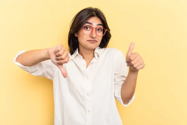 Jovem Indiana Mulher Isolado Amarelo Fundo Mostrando Polegares Para Cima — Fotografia de Stock