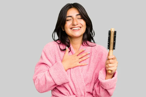 Bornozlu Genç Hintli Bir Kadın Saç Fırçası Tutuyordu Izole Edilmiş — Stok fotoğraf