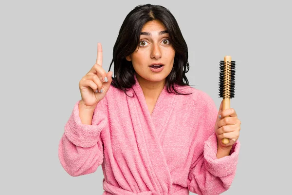 Bornozlu Genç Hintli Kadın Saç Fırçası Tutuyor Bir Fikri Ilham — Stok fotoğraf