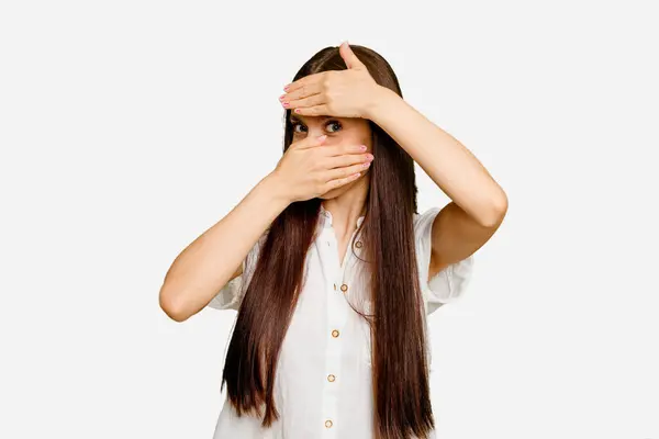 Молодая Кавказская Женщина Длинными Волосами Моргнула Камеру Пальцами Смущенное Закрывающее — стоковое фото