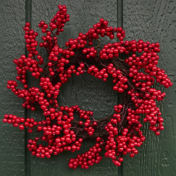 Holiday Decorative Winterberry Wreath Green Barn Door — Stock Photo, Image