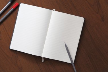 tahta zemin üzerinde defter ve kalem