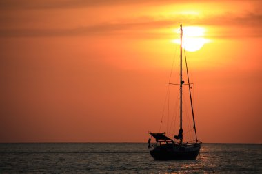 sun set yelkenli tekne