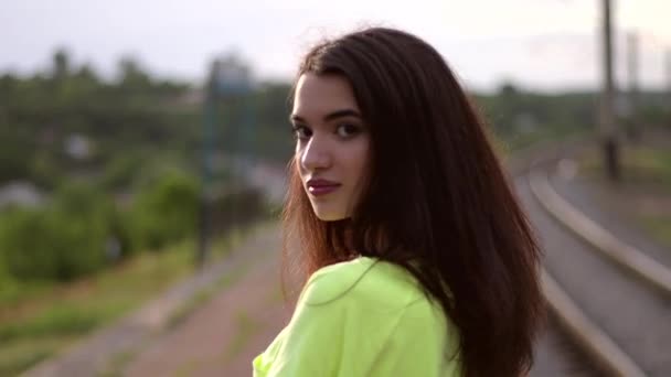 Primer Plano Vídeo Con Una Hermosa Chica Europea Forma Que — Vídeos de Stock