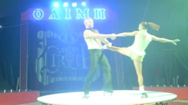 Sirk akrobatları. Sirkte akrobatların performansı. Bir erkek ve bir kadın - akrobatlar - sirk arenasında gösteri yapıyorlar.. 