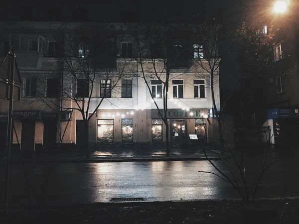 Autumn Twilight Street Lit Dim Light Showcases Cafes Restaurants Lit — Stock Photo, Image