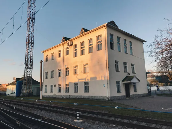 Tren istasyonundaki teknik bina. Binada trenden gelen bir gölge var. Resim bir sonbahar akşamında çekildi.. 