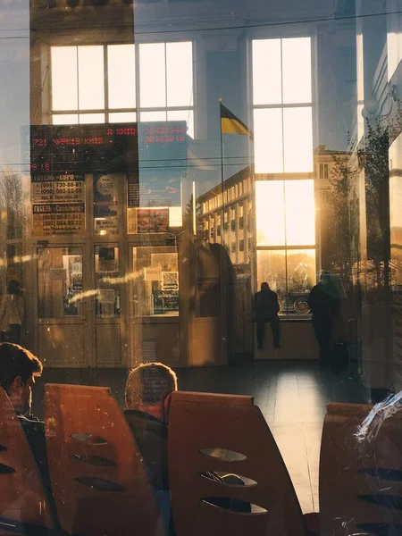 Prise Vue Artistique Personnes Gare Prise Travers Verre Gare Les — Photo