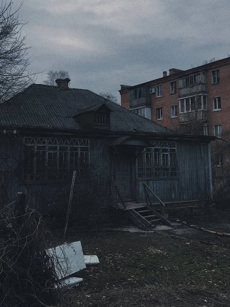 废弃的木屋 这个镜头可以用来拍摄 Vagabonds住在这个恐怖的房子里拍在晚上 天空是相当黑暗和暗淡的 — 图库照片
