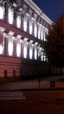 Akşam kenti. Yaz akşamının şehir görüntüleri: bazı tarihi binalar, yoldan geçenler, arabalar boş yolda ilerliyorlar..