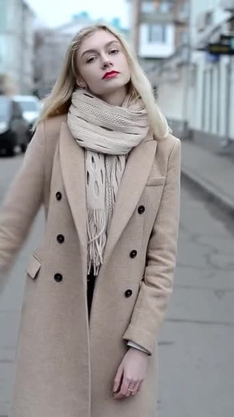 Ein Junges Blondes Mädchen Posiert Warmen Mantel Auf Der Straße — Stockvideo