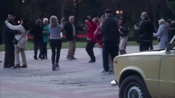 Городе Танцуют Старики Пенсионеры Слушают Музыку Танцуют Улице — стоковое видео