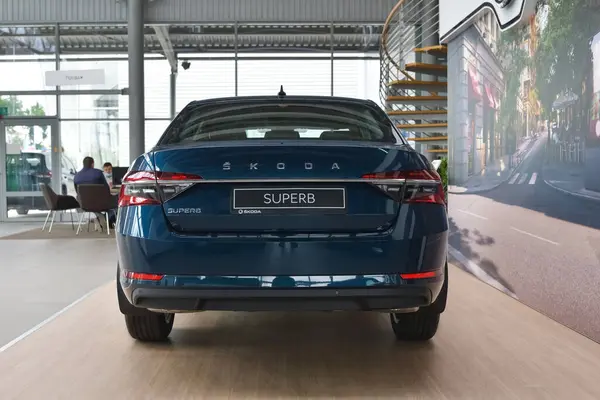 Yeni Skoda Superb 2021\ 2022. Mavi Skoda Superb, ön arka plan görüntüsü.