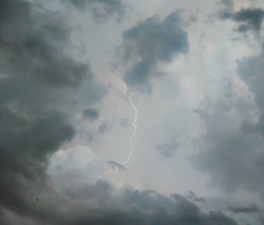 Gökyüzünde fırtına bulutlar ve yıldırımlarla