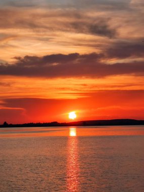 Gölün üzerinde güzel bir gün batımı