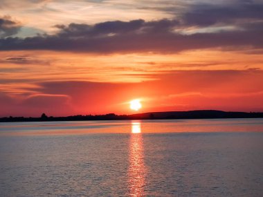 Gölün üzerinde güzel bir gün batımı