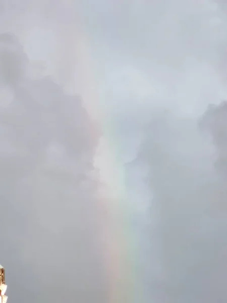 布加勒斯特秋天天空上的云彩和彩虹 — 图库照片