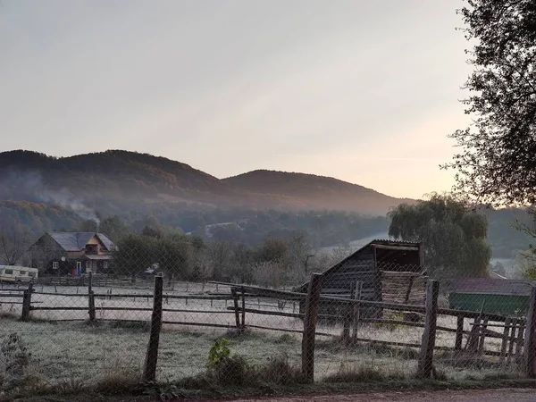 Piękny Krajobraz Wsi Górami Wcześnie Rano — Zdjęcie stockowe