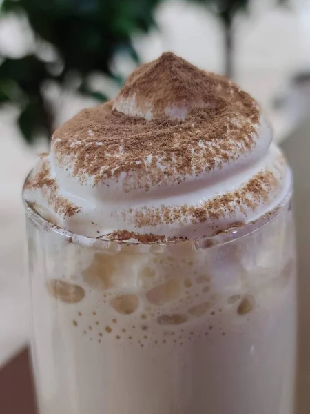 Café Glacé Avec Crème Fouettée Lait Menthe Sur Une Table — Photo