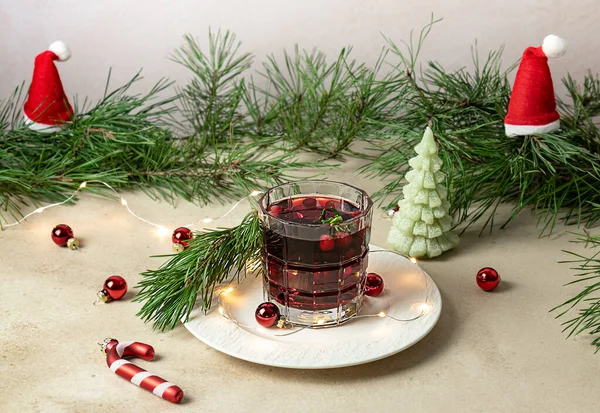 Festliche Weihnachten Cranberry und Rosmarin-Cocktail mit Eis an den Feiertagen dekoriert Hintergrund. — Stockfoto