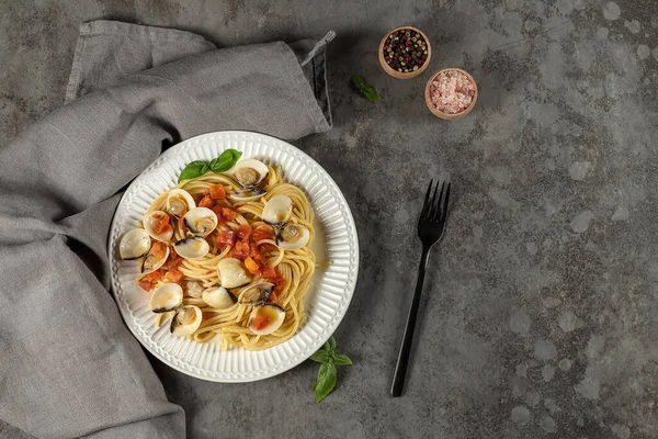 Pasta de espaguetis con almejas al vapor. Receta de mariscos italianos de cocina fresca con tomates, ajo y vino blanco — Foto de Stock