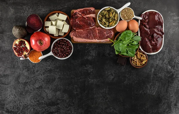 Demir içeriği yüksek yiyecekler, sağlığınız için harika bir kaynak, sinir ve endokrin sistem, organik malzemeler. Sağlıklı diyet kavramı, kopyalama alanı