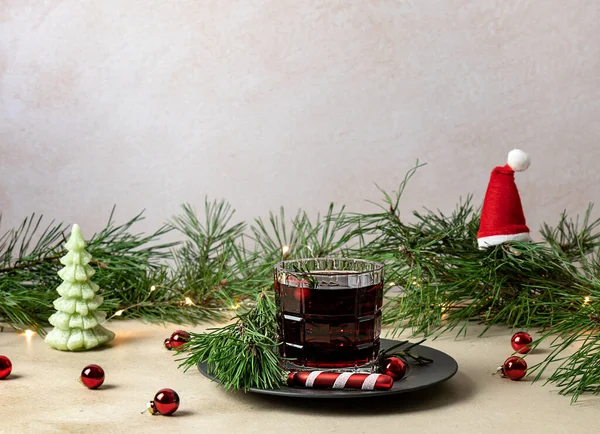 Coquetel de gim de amora de Natal ou vinho quente. servida na mesa com decoração de férias — Fotografia de Stock