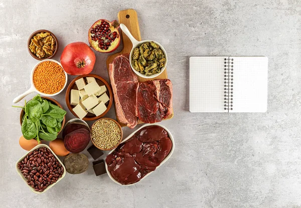 Demir, fındık, ıspanak, fasulye, tofu, karaciğer, sığır eti, pancar kökü, midye ve koyu çikolata içeren yiyecekler.. 