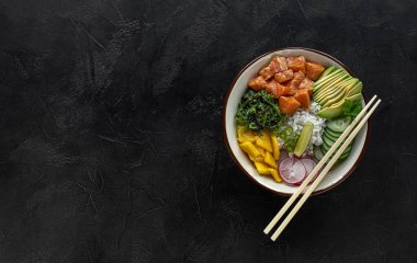 Pirinç, mango, avokado, yosun, turp ve salatalık ile somon kabı.. 