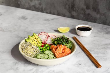 Keto diyet dürtme kasesi. Edamame fasulyesi, somon, avokado, yosun, harika bir protein kaynağı ve sağlıklı yağ.. 