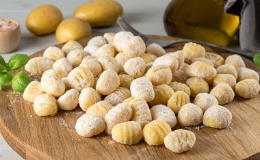 Kapatın. Ev yapımı İtalyan gnocchi patatesten, buğday unundan, yumurtadan