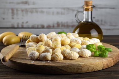 Ev yapımı İtalyan gnocchi patatesten, buğday unundan, yumurtadan