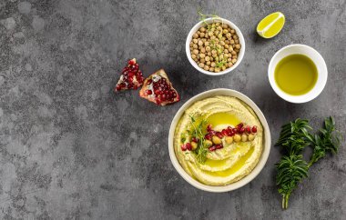 Humus, nohut ezmesi, nar, limon, baharat, zeytinyağı ve şifalı otlar.