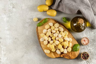 Patatesten, buğday unundan ve yumurtadan yapılmış ev yapımı İtalyan gnocchi ile yatıyordu..