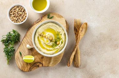 Humus, limon, baharat, zeytinyağı ve bitkilerle bezelye püresi.