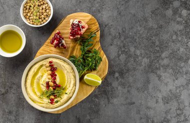 Lübnan humusu, nar, limon, baharat, zeytinyağı ve bitkilerle bezelye püresi. Ev yapımı tarif, sağlıklı atıştırmalık. Üst görünüm, alanı kopyala.