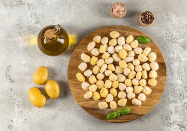 Patates, buğday unu hamuru ve yumurtadan yapılmış ev yapımı İtalyan gnocchi ile yatıyordu. Çiğ yemek, pişirmeye hazırlanın.. 