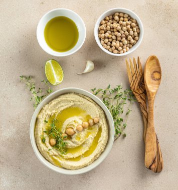 Humus, limon, baharat, zeytinyağı ve bitkilerle bezelye püresi.