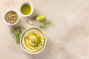 Tahini ile yapılan ev yapımı sağlıklı humus. Düz konum, tarif için alanı kopyala.