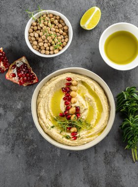 Humus, nohut ezmesi, nar, limon, baharat, zeytinyağı ve şifalı otlar.