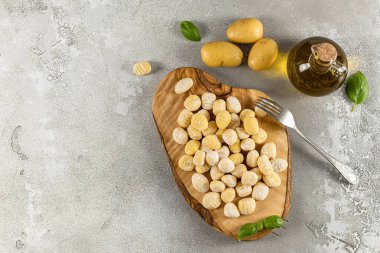 Patatesten, buğday unundan ve yumurtadan yapılmış ev yapımı İtalyan gnocchi ile yatıyordu..