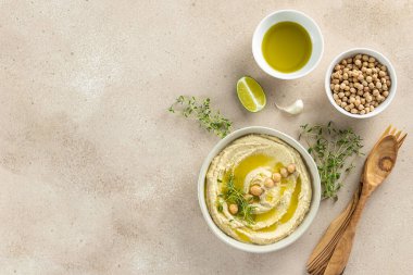 Humus, limon, baharat, zeytinyağı ve bitkilerle bezelye püresi.