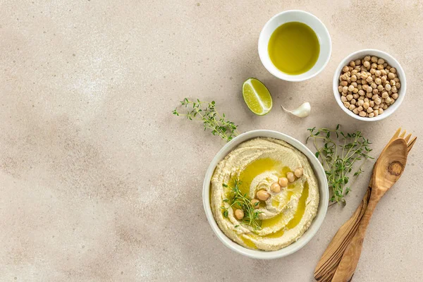 Hummus, purè di ceci con lime, spezie, olio d'oliva ed erbe aromatiche Fotografia Stock
