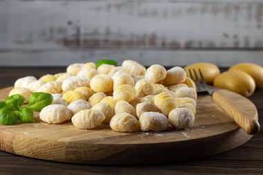Patatesten, buğday unundan ve yumurtadan yapılmış ev yapımı İtalyan gnocchi 'si. Çiğ yemek, pişirmeye hazırlan. Tarif için alanı kopyala. 