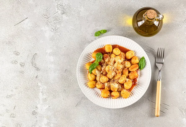 Gnocchi Tradicional Con Salsa Tomate Caliente Queso Plato Blanco Los — Foto de Stock